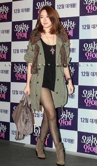 Yoon Eun Hye thu hút mọi ánh nhìn bởi vẻ quyến rũ, gợi cảm khi diện chiếc "áo váy" siêu ngắn bên trong áo khoác military cá tính.