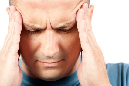 Biểu hiện thoáng qua: Biểu hiện thoáng qua hay gặp nhất là liên quan đến thị lực, như ánh sáng lập lòe, vết hoặc đường thẳng. Biểu hiện thoáng qua điển hình kéo dài từ 5 đến 60 phút, với “giai đoạn nhảy cóc” 60 phút trước khi xuất hiện đau đầu. Một số bệnh nhân có biểu hiện thoáng qua mà không bị đau đầu kiểu migraine hoặc không hề bị đau đầu.