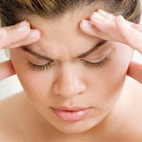 Ánh sáng, tiếng ồn hoặc mùi hôi sẽ gây đau hoặc khiến đau trầm trọng hơn: Trong cơn đau nửa đầu migraine dữ dội, người bệnh thường trốn trong nơi tối và yên tĩnh. Ánh sáng, tiếng ồn to và một số mùi có thể gây đau nửa đầu migraine hoặc khiến đau dữ dội hơn.