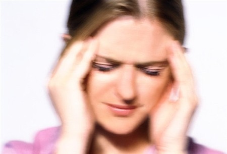 Chóng mặt hoặc nhìn đôi: Một loại đau nửa đầu migraine có thể gây chóng mặt, nhìn đôi hoặc mất thị lực. Một nghiên cứu mới đây thấy có mối liên quan giữa cường độ đau nửa đầu migraine và chóng mặt hoặc hoa mắt.