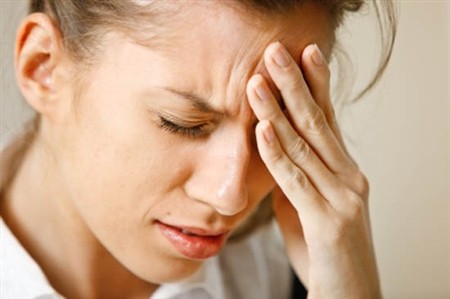 Trầm cảm, cáu kỉnh hoặc kích động: Những thay đổi tâm tính có thể là dấu hiệu của đau nửa đầu migraine. Các nhà nghiên cứu Hà Lan mới báo cáo về mối liên quan di truyền giữa trầm cảm và đau nửa đầu migraine, đặc biệt đau nửa đầu migraine có biểu hiện thoáng qua. Dữ liệu tại hội nghị hàng năm của Học viện Thần kinh học Hoa Kỳ năm 2010 cho thấy trầm cảm vừa hoặc nặng làm tăng nguy cơ đau nửa đầu migraine từng đợt trở thành mạn tính.