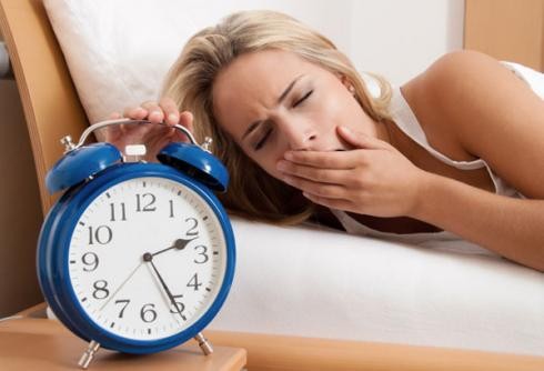 Thiếu giấc ngủ thư giãn: Tỉnh dậy mệt mỏi hoặc khó ngủ thiếp đi là những rối loạn hay gặp ở người bị đau nửa đầu migraine. Các nghiên cứu thấy mối liên quan giữa thiếu giấc ngủ hồi phục sức khỏe với tần suất và mức độ nặng của đau nửa đầu migraine. Việc khó ngủ có thể là sự bắt đầu của một vòng luẩn quẩn. Thiếu ngủ cũng gây đau nửa đầu migraine.