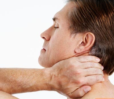 Đau cổ: Nhiều người cho biết họ thấy cứng cổ và sau đó bị đau đầu. Cũng có thể đau cổ là giai đoạn đầu của đau nửa đầu migraine. Hoặc sau khi bị đau nửa đầu migraine, sẽ thấy triệu chứng ở cổ hoặc đau nhói phía sau cổ. Theo một khảo sát trực tuyến, 38% số bệnh nhân đau nửa đầu migraine “luôn” đau cổ và 31% “thường xuyên” đau cổ.