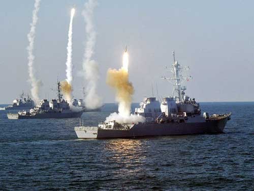 Các tàu khu trục bắn tên lửa trong một lần thử nghiệm.