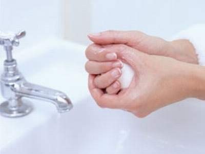 Rửa tay thường xuyên bằng xà phòng để phòng chống bệnh.