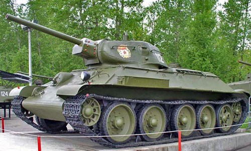 Được Liên Xô sản xuất từ năm 1940 đến 1958, xe tăng hạng trung T-34 xuất hiện chủ yếu trong chiến tranh Xô-Đức (1941 - 1945) trên các chiến trường châu Âu. Tuy nhiên, những mẫu tăng ban đầu bị hạn chế khá nhiều, do tổ lái được huấn luyện kém cùng thiếu hụt hệ thống thông tin liên lạc, khiến T-34 không đạt được hiệu quả tương xứng với những ưu thế đang sở hữu.