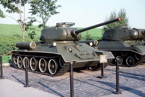 Chiếc T-34 đầu tiên được hoàn thành vào năm 1939 và được đưa vào phổ dụng năm 1940, với tháp pháo cỡ nòng 76 mm. Lợi thế rõ ràng nhất của T-34 là khả năng di chuyển nhanh hơn 20% so với xe tăng đối phương. Khi được đưa vào sử dụng, mỗi chiếc xe tăng T-34 của Nga có thể di chuyển với tốc độ 50 km/h, trong khi xe tăng Tiger của Đức chỉ có thể di chuyển với vận tốc 40 km/h.