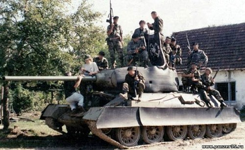 Một lí do khác khiến những chiếc T-34 được sản xuất với số lượng 84.000 chiếc, chỉ đứng thứ hai sau loại tăng T-54 huyền thoại, là do giá thành sản xuất rẻ cùng với những chi tiết dễ chế tạo. Các nhà máy nằm sâu trong dãy núi Ural của Liên Xônhanh chóng sản xuất hàng ngàn chiếc T-34 để thay thế cho những chiếc bị hư hại trên chiến trường.