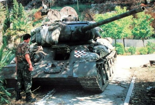 Được cải tiến trong suốt quãng thời gian chế tạo, những chiếc T-34 thế hệ sau khắc phục được hầu hết những nhược điểm mà những chiếc đầu tiên mắc phải. Chính vì lẽ đó, tính tới thời điểm hiện tại, vẫn còn hơn 20 quốc gia đang sử dụng xe tăng T-34 trong biên chế quân đội. So với những mẫu xe tăng hiện tại, hỏa lực của T-34 dù được nâng cấp pháo cỡ nòng 83 mm với tháp pháo 3 người vẫn bị coi là khá yếu. Tuy nhiên, không nhiều loại xe tăng có thể vượt mặt T-34, nếu so sánh độ kết hợp hoàn hảo của các khả năng tác chiến.