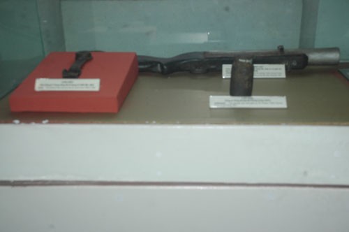 Con dấu của nha công an Trung ương sử dụng, lựu đạn tự tạo của công an Hải Phòng, súng phóng lựu được sử dụng trong thời gian từ năm 1946 – 1953).