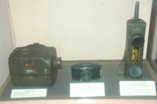 Máy phát điện, máy ảnh, máy thông tin được lực lượng cảnh sát thu được của Pháp và quân phản động.