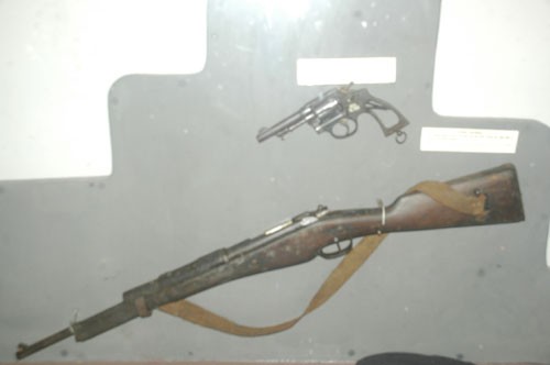Súng ngắn và súng trường được lực lượng công an thu của toán phỉ ở Hải Ninh (Quảng Ninh) sau năm 1954.