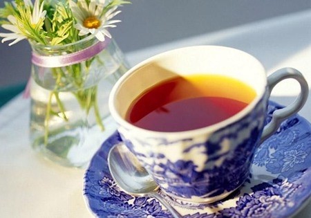 Trà xanh: Thời điểm nên uống: Khi ăn trưa Hãy nhấm nháp ly trà! Theo bác sĩ Jonathan R. Cole, giám đốc y khoa Viện Sức khỏe và tuổi thọ California, trà xanh khởi động chuyển hóa và giúp phòng ngừa ung thư vú. Nghiên cứu từ Trường đại học phương Tây (Úc) cho biết uống trà đen có thể hạ huyết áp.