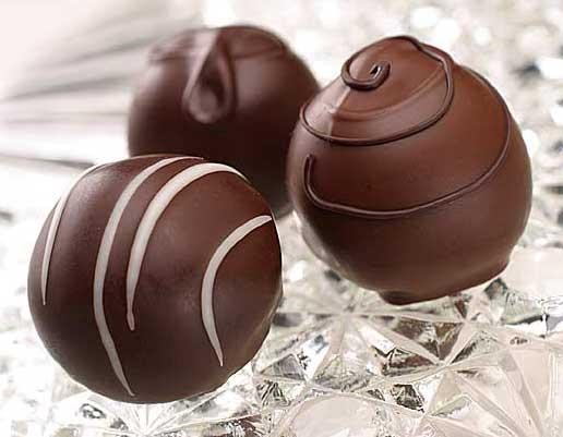 2. Chocolate: Dù chocolate đen có chứa rất nhiều chất chống ôxy hóa nhưng nó cũng chứa caffeine và rất nhiều đường gây cho bạn cảm giác phấn khích trong khi bạn lại đang muốn nghỉ ngơi, thư giãn.