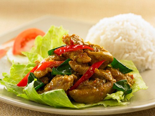 4. Đồ ăn cay Thái: Khoai tây và salad trộn hoặc đồ ăn cay của Thái khiến bạn bị ợ nóng và thậm chí có thể khiến bạn cảm thấy như bị thừa năng lượng. Vì vậy thay vì nghỉ ngơi, bạn sẽ dậy cọ rửa nhà tắm, rửa xe…