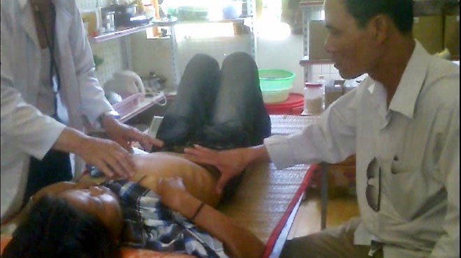 “Bác sĩ” Hải khám cho bệnh nhân tại phòng y học cổ truyền trạm y tế phường Long Thạnh Mỹ - Ảnh: HẢI TRIỀU