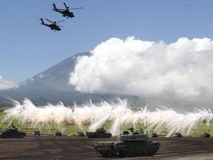Lực lượng Phòng vệ Nhật Bản diễn tập bắn đạn thật ở phía Đông ngọn núi Phú Sĩ. (Nguồn: AP)
