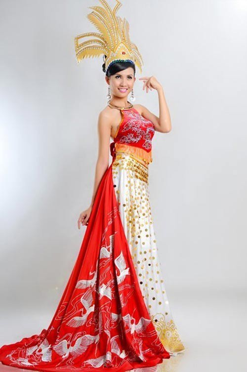 Phan Thị Mơ đem đến cuộc thi Hoa hậu châu Á tại Mỹ 2011 chiếc áo dài của Việt Nam gợi nhớ hình ảnh mẹ Âu Cơ trăm trứng. So với những trang phục trên thì bộ áo yếm của Phan Thị Mơ có phần dễ chịu hơn