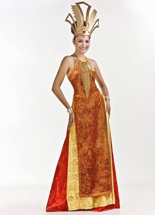 Người đẹp Hương Giang mang trang phục lấy ý tưởng từ hình tượng mẹ Âu Cơ trong truyền thuyết đi dự Miss World 2009.