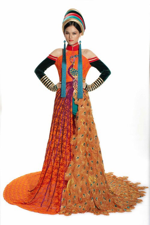 Tuyết Lan diện trang phục truyền thống của dân tộc Dao do NTK Võ Việt Chung "cải biến" trong cuộc thi Elite Model Look World 2011.