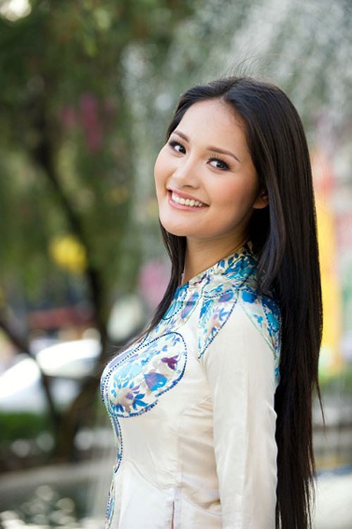 Hoa hậu Hương Giang đẹp hút hồn khi để tóc dài buông xoã.