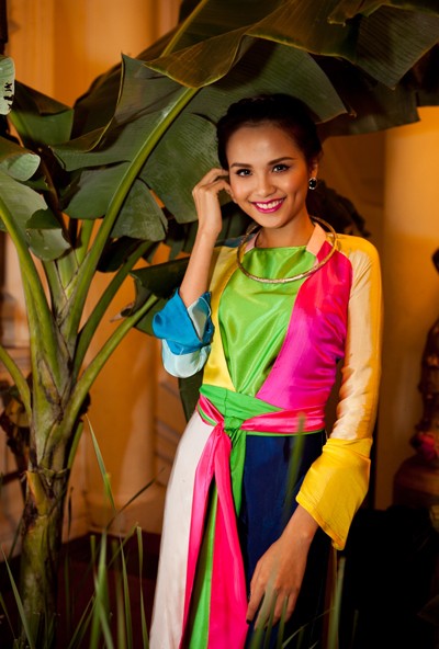 Hoa hậu Diễm Hương diện áo tứ thân kín đáo nhưng vẫn khoe được vẻ đẹp đằm thắm của mình.