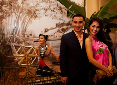Diễn viên Thúy Nga (phải) tạo dáng với chiếc áo tứ thân bên nghệ sĩ Quyền Linh.