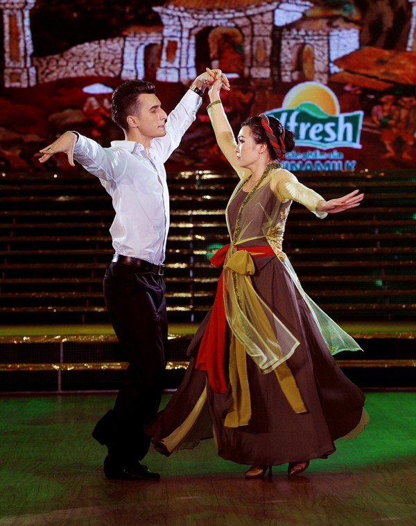 Phương Thanh tạo được tiếng vang lớn khi kết hợp trang phục dân tộc với nhảy hiện đại.