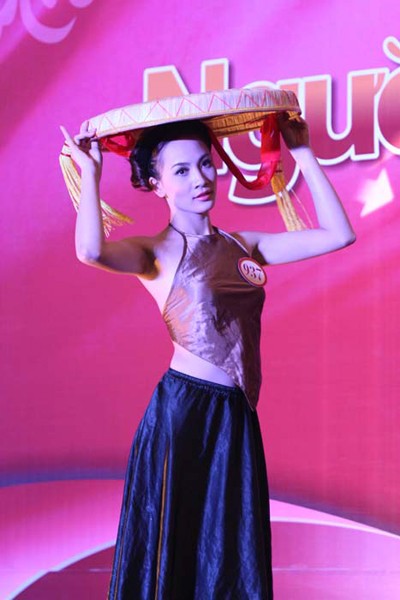 Nguyễn Thùy Linh rất gợi cảm khi mặc áo yếm.