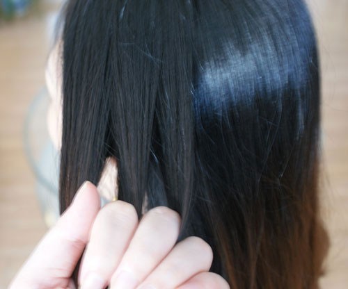 Kiểu 3: Chải tóc mượt mà, lấy một ít tóc mai chia thành 3 lọn nhỏ