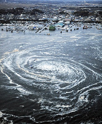 Sóng thần: Ảnh hố xoáy khổng lồ trên Thái Bình Dương xuất hiện sau trận động đất ở Nhật Bản hồi tháng 3 năm 2011.