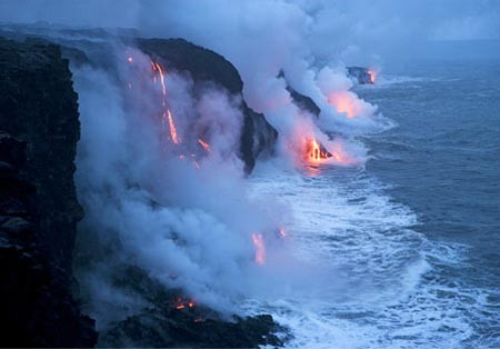 Núi lửa: Trong ảnh, dung nham chảy từ Công viên núi lửa tại Hawaii, Mỹ đổ xuống Thái Bình Dương. Hơi nước bốc lên từ biển cùng với các dòng nham thạch nóng chảy tạo nên khung cảnh kỳ ảị.