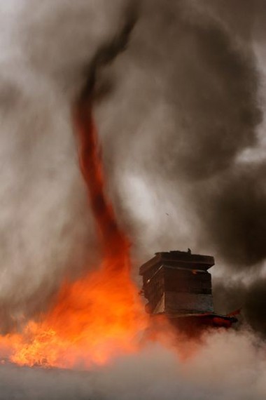Vòi rồng: Một vòi rồng lửa di chuyển gần ống khói của một tòa nhà cháy tại Mỹ trong năm 2010. Ảnh: National Geographic.