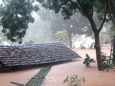 Lũ quét: Trong ảnh, mưa lũ đã làm ngập nhiều nhà dân ở Bảo Thắng (Lào Cai) - Ảnh: Thu Phương