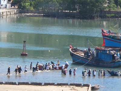 Nhân dân tự di tản bằng tàu đánh cá.
