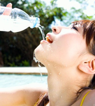 1. Uống nhiều nước, ít rượu: Thường xuyên uống nhiều nước lọc có thể thúc đẩy quá trình trao đổi chất, tăng hàm lượng hemoglobin trong máu, cải thiện chức năng miễn dịch.