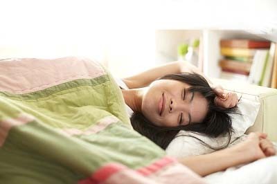 6. Ngủ nhiều, ít phiền não: Buồn phiền và lo lắng không thể thay đổi bất cứ điều gì, hơn nữa còn ảnh hưởng tới sự cân bằng hệ thống điều tiết cơ thể. Thiếu ngủ sẽ ảnh hưởng tới chức năng miễn dịch, dễ nhiễm bệnh. Ngủ đủ 8h/ngày là thích hợp nhất.