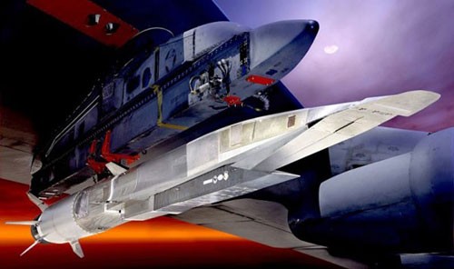 X-51 Waverider bên dưới B-52 trước khi phóng - Ảnh: NASA