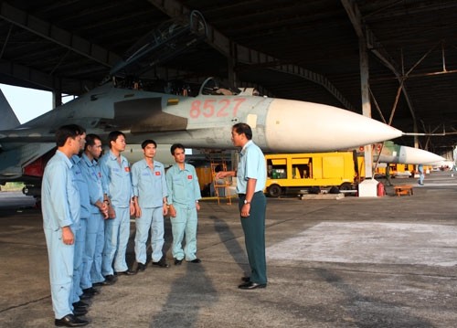 Truyền đạt cho phi công trẻ kinh nghiệm trước khi họ điều khiển những chiếc Su-27 hướng về phía bầu trời.