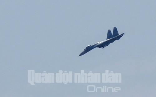 Chiếc Su-27 thực hiện động tác bổ nhào...