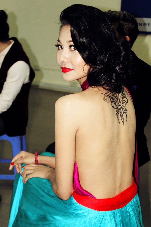 Siêu mẫu Thanh Hằng "phong phanh" lưng trần trong bộ váy yếm hàng hiệu sexy và đắt đỏ.