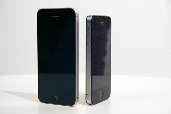 Mẫu thử iPhone 5 (trái) và iPhone 4S (phải).