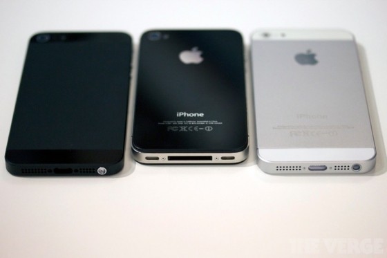 iPhone 5 so dáng với iPhone 4S (nằm giữa).