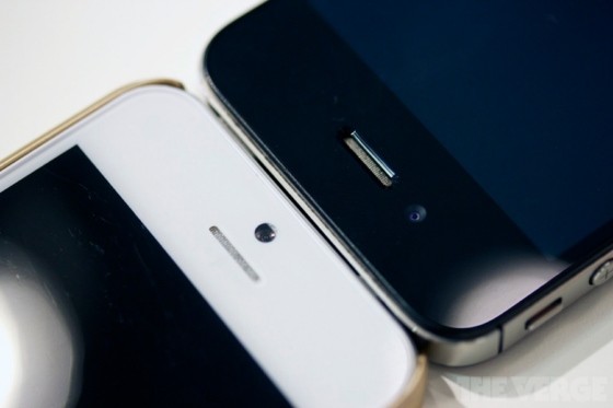 Trên iPhone 5, camera phụ nằm chính giữa loa thoại.