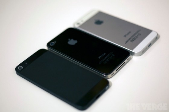 Một số hình ảnh khác của mẫu thử iPhone 5 và đồng nghiệp.