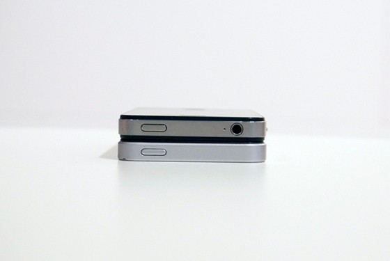 Giắc cắm tai nghe của iPhone 4S nằm trên đỉnh máy.