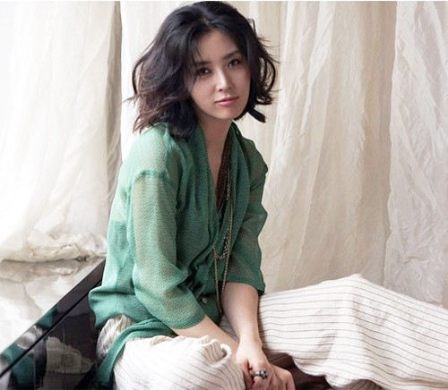 Người đàn bà đẹp Song Song Yoon Ah sinh ngày 07/06/1973.