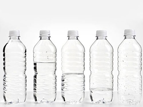 Uống quá nhiều nước: Rõ ràng việc uống ít nước không tốt cho sức khỏe. Vì vậy, bạn cố gắng uống thật nhiều nước? Tuy nhiên, đó là một sai lầm nghiêm trọng nếu bạn vừa chạy marathon xong hoặc nhịn khát quá lâu.