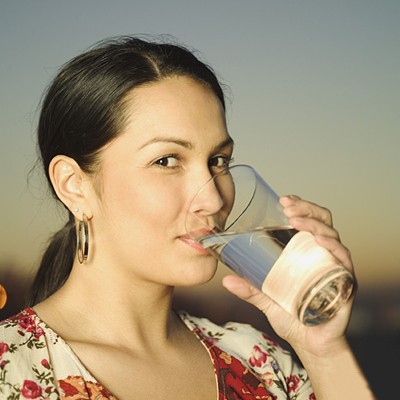 Trong trường hợp trên, việc uống quá nhiều nước có thể khiến bạn bị ngộ độc nước (còn được gọi là hạ natri máu).