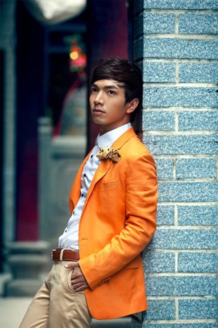 Áo vest màu cam rực rỡ trở nên đằm hơn khi mix với quần âu màu nude và sơ mi trắng